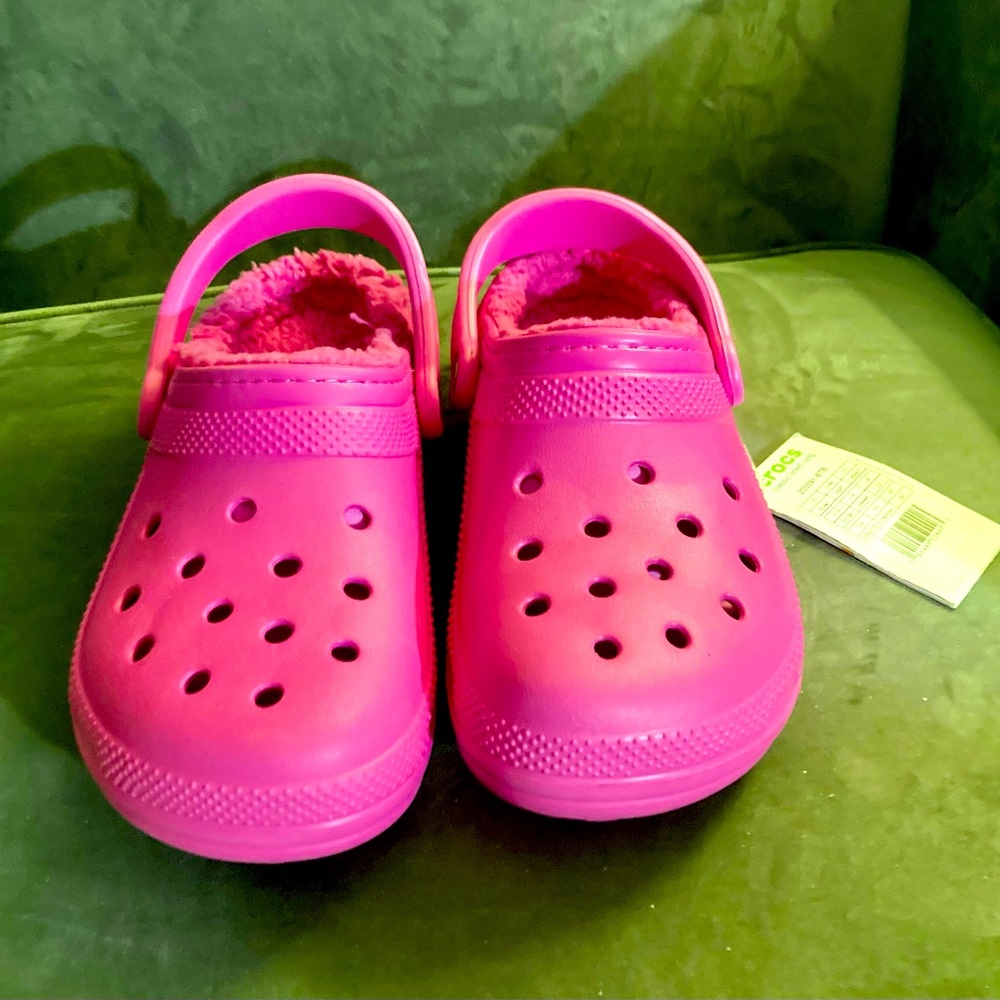 CROCS Classic Lined Clog in PINK!! Women’s size 7, Men’s 5.